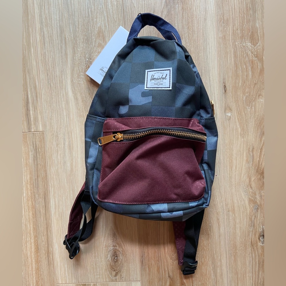 Herschel Nova Kaleidoscope Mini Backpack. Color: Night Camo/Plum Dot.